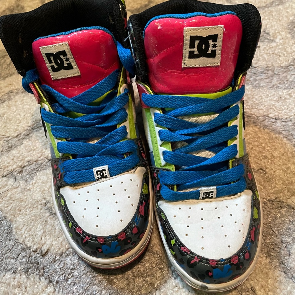 Gently worn. DC size 6 colorful sneakers.